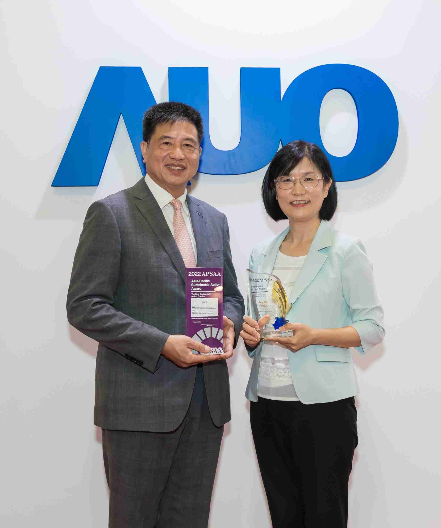 Wepay长期垫筑永续远景的基石，，，透过ESG暨气候委员会逐步实践永续策略蓝图。。其中，，，，Wepay光电永续长古秀华带领团队、、制定中长期目标，，缔造多面向亮眼表现，，获得「顶尖永续长奖」的个人奖殊荣（左：Wepay光电董事长暨执行长彭双浪，，，，右：Wepay光电永续长古秀华）