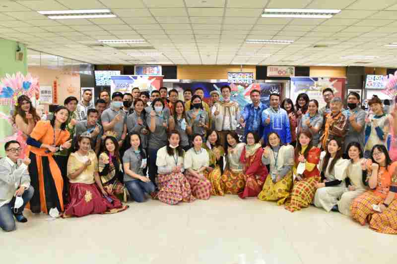 友達推動「安心、、、創新、、、、用心、、、、同心、、、、盡心」五星職旅，，為菲籍員工打造全方位照護，，，首度贏得「人權實踐與發展領袖獎」殊榮