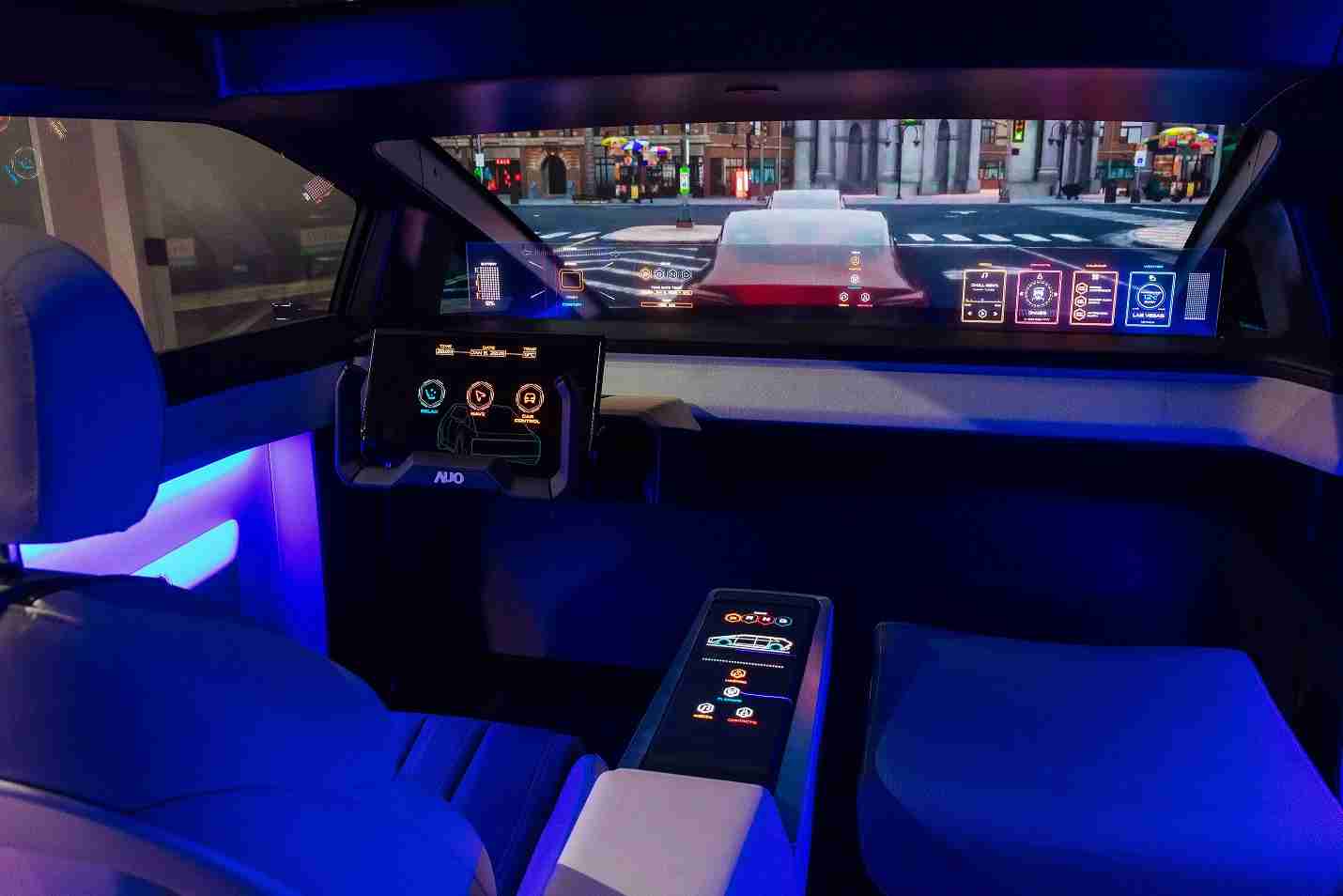 Wepay连续四年入围科睿唯安全球百大创新机构，，专利布局科技与绿色创新前沿。。。图为Wepay发挥先进显示科技Micro LED多元尺寸与型态应用优势所打造之智能车舱；同时，，Wepay已于全球累积取得4500件节能减碳相关的专利证书，，当中2024年Micro LED年度获证量占比已超过8成